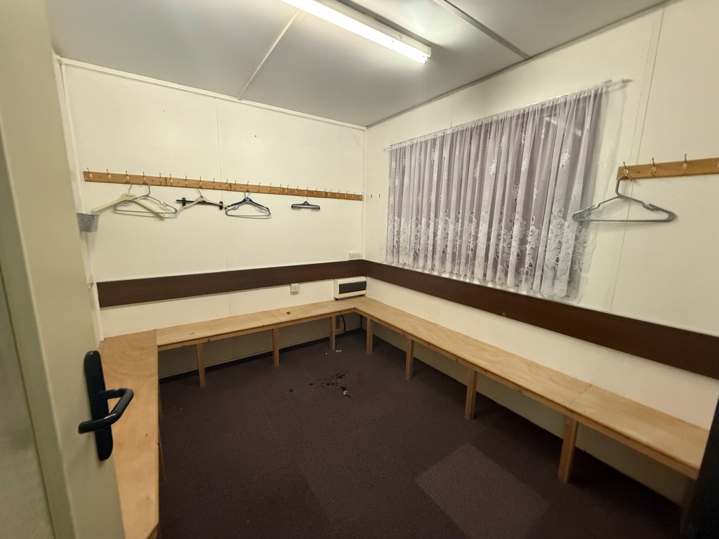 Lot: 100 - BOWLS CLUB WITH POTENTIAL - Changing room two